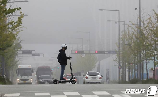 일교차가 커지면서 세종시 일대에 짙은 안개가 발생한 9일 정부세종청사에서 직장인이 출근을 하고 있다. 2021.9.9/뉴스1 © News1 장수영 기자