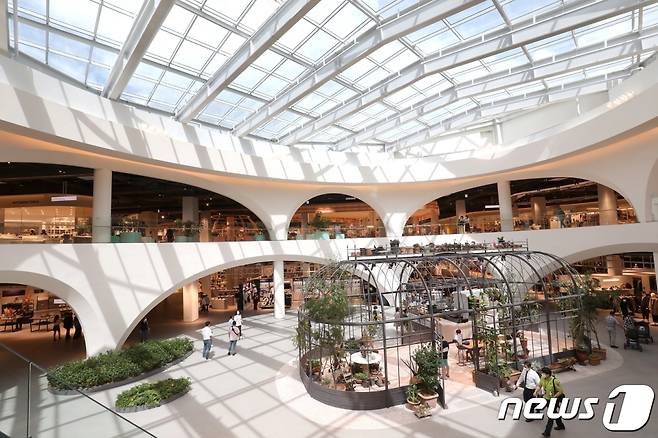 오는 10일 경기도 의왕시 학의동에 위치한 '롯데프리미엄아울렛 타임빌라스'가 문을 연다. '타임빌라스(Time Villas)'는 '시간(Time)'과 '별장(Villas)'의 합성어로 '시간도 머물고 싶은 공간'이라는 의미를 담았다. 투명한 유리 온실을 연상시키는 타임빌라스의 시그니처 공간 '글라스빌(GLASS VILLE)'의 자연 친화 독립형 매장을 비롯해 잔디광장을 중심으로 넓게 펼쳐진 '플레이빌(PLAY VILLE)에서는 아이와 함께 피크닉을 즐기는 '자연 속 휴식' 공간을 구현했다. (롯데쇼핑 제공) 2021.9.9/뉴스1