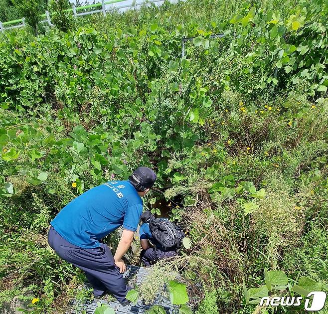 경찰이 살인 혐의로 구속된 A씨가 B씨의 시신을 유기했을 것으로 추정되는 지역 일대를 수색하고 있다.(전북경찰청 제공/© 뉴스1