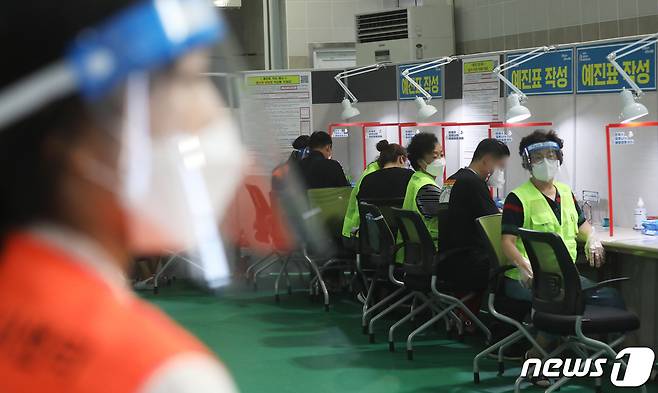 부산 연제구 코로나19 예방접종센터를 찾은 시민들이 예진표를 작성하고 있다. 2021.8.26/뉴스1 © News1 여주연 기자