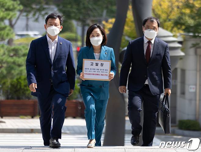 전주혜 국민의힘 원내대변인과 김형동 의원, 권오현 법률자문 위원이 11일 오전 서울 서초구 대검찰청에서 고위공직자범죄수사처(공수처)가 적법 절차를 거치지 않고 김웅 국민의힘 의원실을 압수수색한 것에 대한 고발장을 접수하기 위해 들어서고 있다. 2021.9.11/뉴스1 © News1 이재명 기자