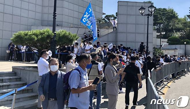 11일 대구·경북권 더불어민주당 대선 지역순회 경선과 합동연설회를 앞두고 각 후보 지지자들이 행사장인 수성구 호텔인터불고 앞에서 장외 응원전을 펼치고 있다. 2021.9.11/뉴스1 © News1 남승렬 기자