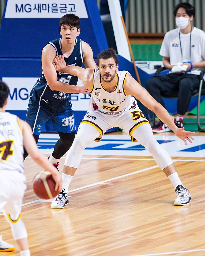 창원 LG 아셈 마레이가 11일 전주 KCC와의 컵대회에서 포스트업을 시도하고 있다.(KBL 제공) © 뉴스1