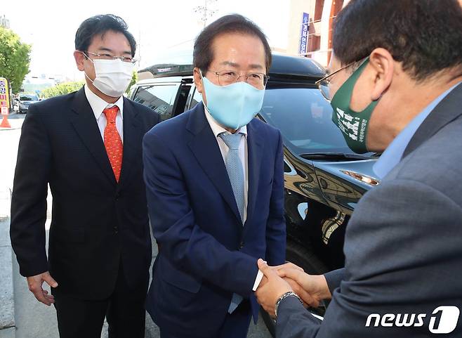 홍준표 국민의힘 대선 경선 후보가 11일 오후 경북 경주시 중앙시장을 찾아 지지자들과 인사 나누고 있다. © News1 공정식 기자