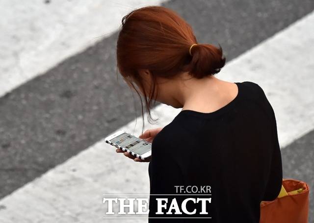 11일 금융권에 따르면 정부의 강력한 대출 규제와 코로나 상생 국민지원금 지급이 맞물리면서 스미싱 범죄가 급증하고 있다. 사진은 기사 내용과 무관. /더팩트DB