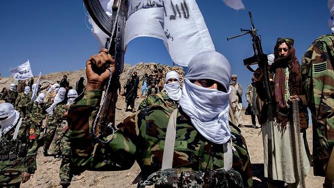 최근 외신에 공개된 탈레반 대원의 모습으로 한국군 구형 전투복을 입고 있다. /슈피겔