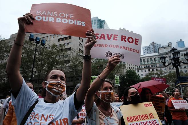 9일(현지시각) 낙태 찬성론자들이 뉴욕에서 미 텍사스주의 낙태 금지법에 반대하는 시위를 벌이고 있다. /AFP 연합뉴스
