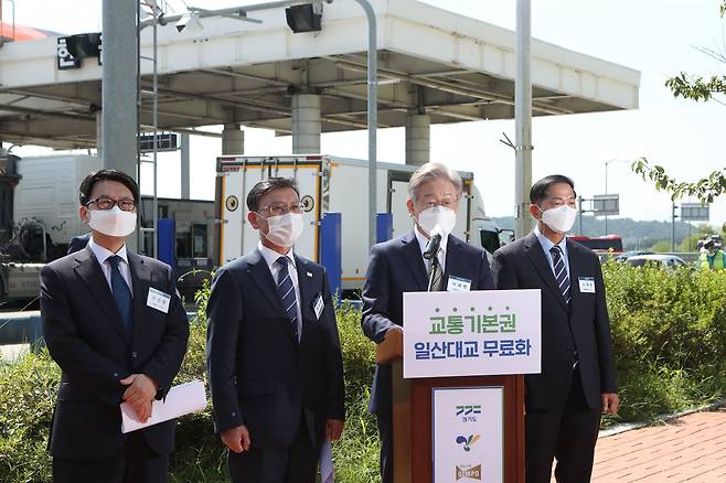 이재명 경기도지사(오른쪽 두번째)가 지난 3일 경기도 김포시 걸포동 일산대교 요금소에서 최종환 파주시장(왼쪽), 정하영 김포시장(왼쪽 두번째), 이재준 고양시장(오른쪽)과 함께 일산대교 무료화를 위한 공익처분 추진에 대해 브리핑하고 있다. /연합뉴스