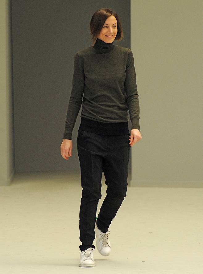 피날레 무대에 오른 피비가 신고 있던 아디다스 스탠 스미스는 그녀 덕분에 세계적으로 대유행했다.