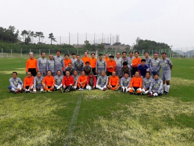 황덕진 씨(앞줄 왼쪽에서 여섯 번째)가 통영 FC 친선 경기 때 상대팀과 포즈를 취했다. 황덕진 씨 제공.
