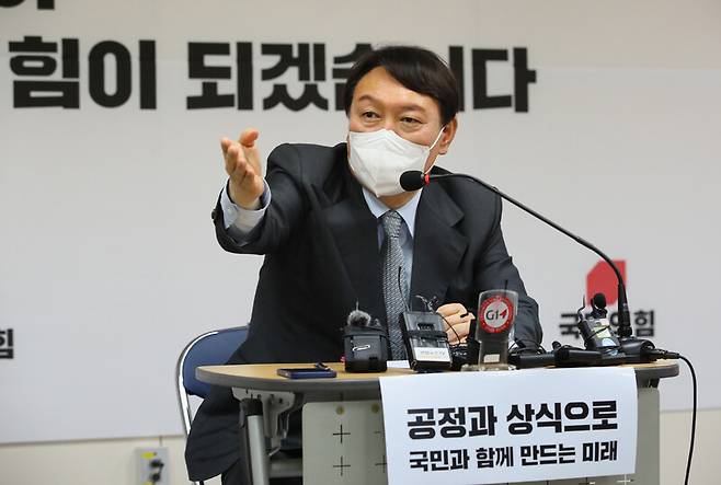 윤석열 전 검찰총장이 9일 강원도 춘천시 국민의힘 강원도당에서 열린 기자간담회에서 질문에 답하고 있다. 윤 전 총장은 이 자리에서 “정치공작을 하려면 인터넷 매체에 하지 말고 신뢰할 수 있는 메이저 언론을 통해서 하라”고 말해 언론에 대한 편향된 시각을 드러냈다. 공동취재사진