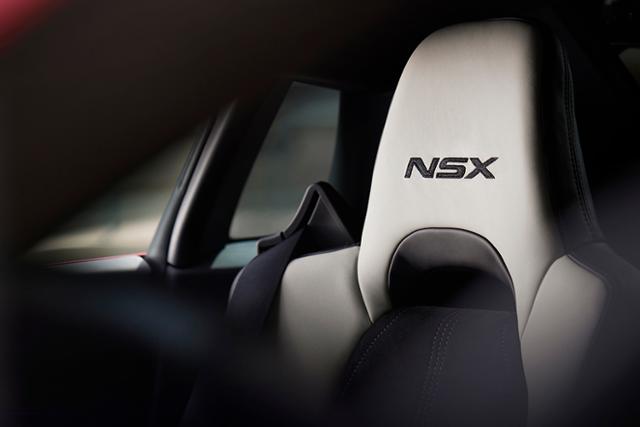 어큐라가 차세대 NSX를 전기 스포츠카로 개발할 것으로 알려졌다.