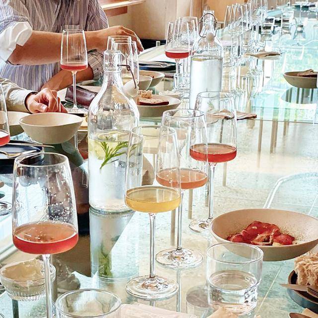 펫낫 시음회가 최근 서울 성수동의 내추럴와인바에서 열렸다. 펫낫은 페티앙 나튀렐의 준말로, 자연적으로 생긴 기포라는 뜻이다. 마인어스 인스타그램(@mineus.seongsu) 캡처