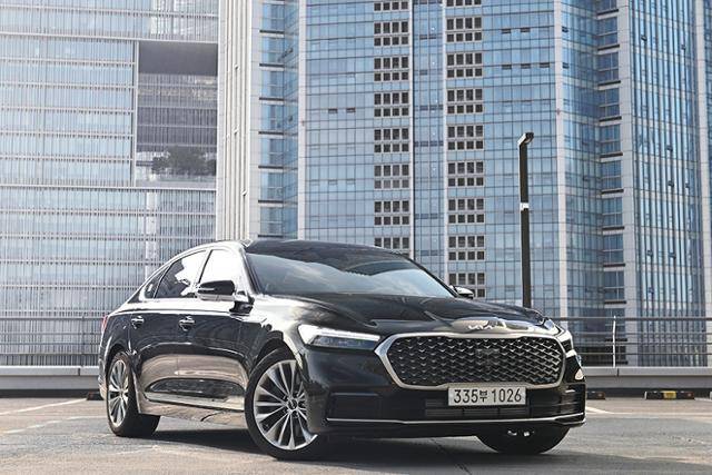 기아자동차의 기함, K9는 화려한 패키지, 그리고 견실한 주행으로 이목을 끈다.