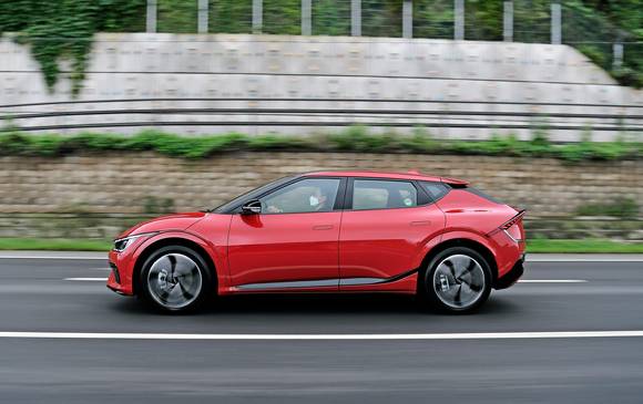 기아 'EV6'의 주행 모습이다. [사진=기아]