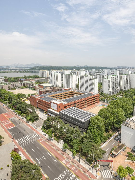 기존 학교 건물을 리모델링하고, 새로 신축한 건물을 붙여 완성한 서진학교.［이택수 작가］