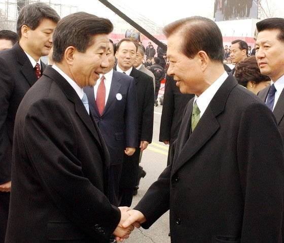 2003년 노무현 전 대통령이 국회에서 취임식을 마친 후 단하에 내려와 김대중 전 대통령을 환송하고 있다. 중앙포토