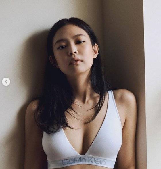 제니의 캘빈클라인 홍보 사진. 인터넷 캡처.