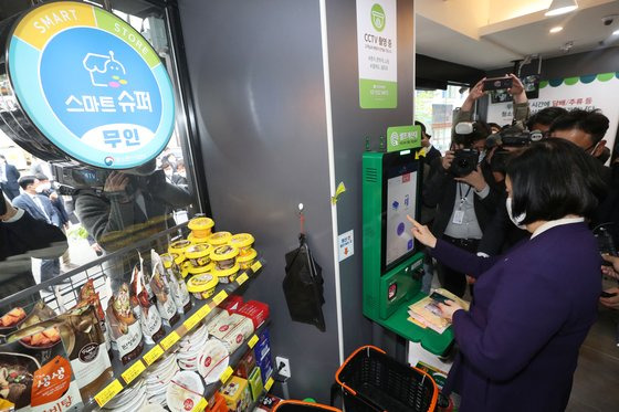 スマートスーパーは週刊には店主が直接運営して夜間には武人に運営される混合型武人店鋪モデルで武人運営に必要なスマートゲート(出入り認証装置), 武人計算台, 保安システムなどスマート技術導入費用は店鋪当り最大 1千万ウォンまで政府が支援する. 連合ニュース