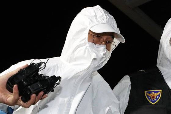 문흥식 전 5·18구속부상자회장이 11일 오후 기자 질문에 답변 없이 광주 서부경찰서 광역유치장으로 압송되고 있다. 연합뉴스