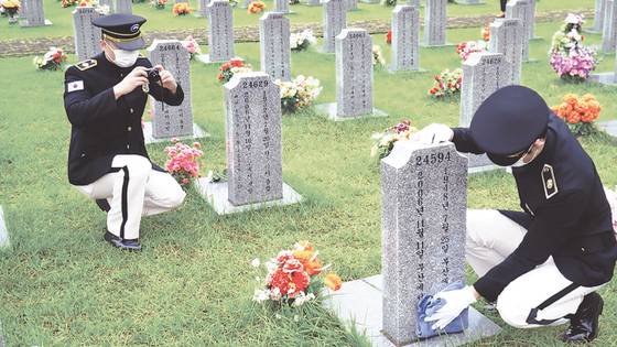 국립묘지 의전단이 고인에게 헌화 및 참배하는 모습을 찍어 전송하는 국가보훈처의 ‘헌화·참배 사진 전송 서비스’. [사진 국가보훈처]