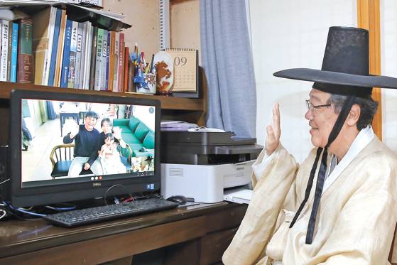 지난해 추석 석담 이윤우 선생의 16대 종손 이병구씨가 작은 딸 가족과 영상 통화를 하고 있다. [사진 ·칠곡군]