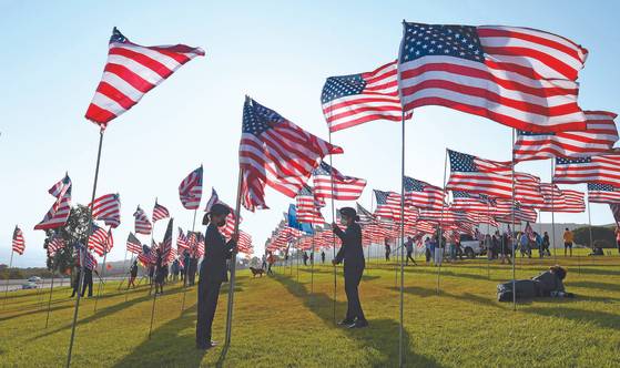 지난 8일 미국 캘리포니아주 페퍼다인대 직원들이 9·11 테러 20주년을 기념해 교내에 미국 국기들을 세우고 있다. [AFP=연합뉴스]