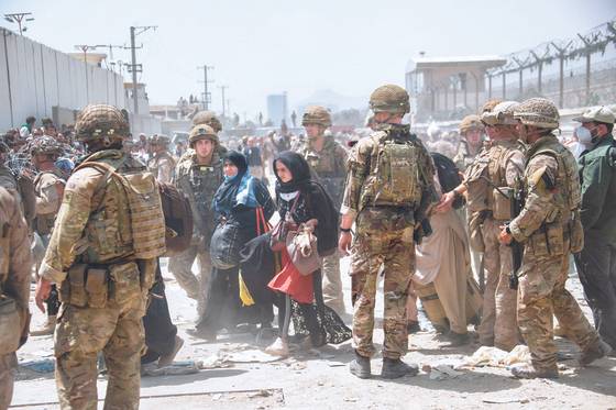 미군과 영국군이 지난달 20일 아프가니스탄 카불에서 주민들의 해외 이송 작전을 펼치고 있다. 미국은 지난달 말 9·11 테러 후 20년 만에 아프간에서 완전히 철수했다. [AP=연합뉴스]