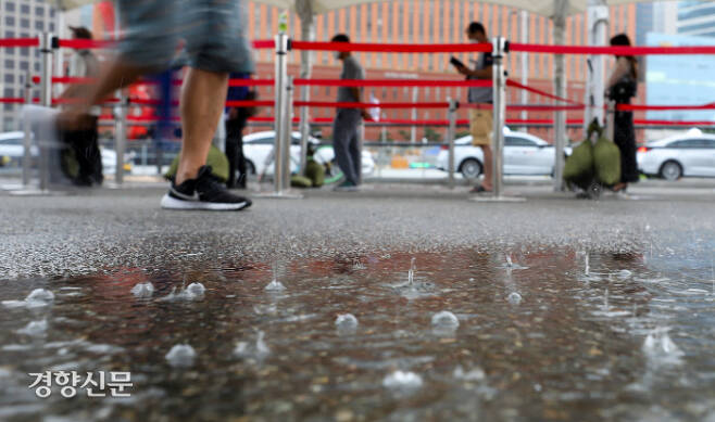 갑자기 폭우가 쏟아진 지난 8월 1일 서울역 광장 임시선별검사소에서 시민들이 검사를 받기 위해 기다리고 있다. / 이석우 기자
