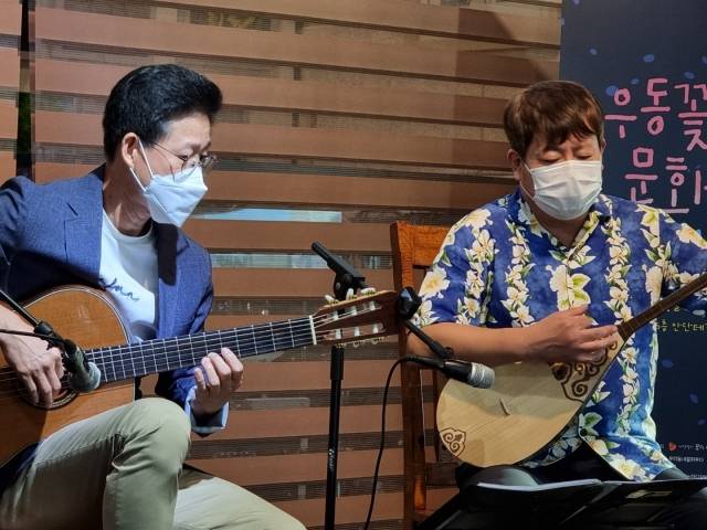 인천공항 일대를 무대로 활동하고 있는 기타리스트 현준현(왼쪽)과 실용음악학원을 운영하는 김홍철씨가 11일 우동꽃오아시스음악회에서 협연하고 있다. (사)꿈꾸는마을 제공