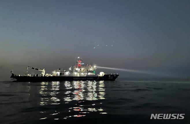 지난 10일 인천 옹진군 소청도 인근 해상에서 실종된 해양경찰관을 찾기 위해 해경이 야간 수색 작업을 하고 있다. /사진=뉴시스