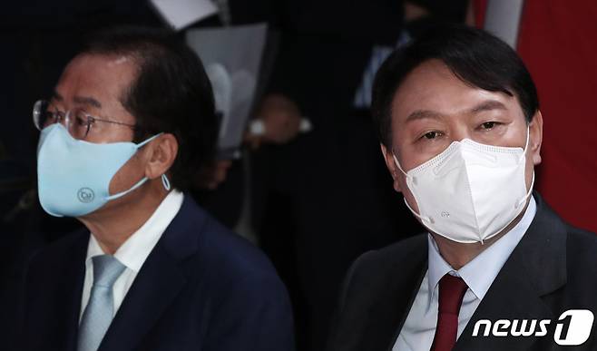 (서울=뉴스1) 오대일 기자 =  지난 7일 오후 서울 강서구 ASSA빌딩 방송스튜디오에서 열린 국민의힘 대선 경선 후보 '체인지 대한민국, 3대 약속' 발표회에서 홍준표, 윤석열 후보가 행사 시작을 기다리며 생각에 잠겨 있다. 2021.9.7/뉴스1