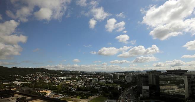 12일은 전국이 대체로 맑을 전망이다. 사진은 지난 8일 서울 종로구 정부서울청사에서 바라본 서울 도심 하늘./사진=뉴스1