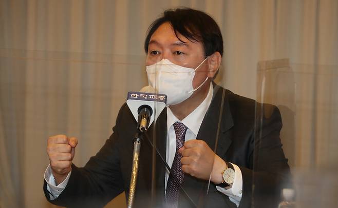 [서울=뉴시스] 국회사진기자단 = 국민의힘 대권주자인 윤석열 전 검찰총장이 10일 오후 서울 서초구 한국교총회관에서 열린 한국교총 대표단과의 대화에 참석해 인사말하고 있다. 2021.09.10. photo@newsis.com *재판매 및 DB 금지