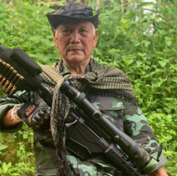 미얀마 소수민족 카렌족 출신의 만 조니(80) 전 에야와디 지역 수석장관. 그는 군복을 입고 소총을 든 사진을 SNS에 올리며 군부와 맞서 싸울 것을 촉구했다. SNS 캡처