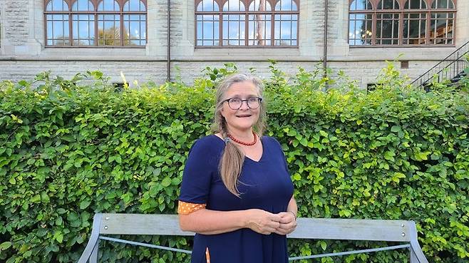 마리아 에스트룀 예테보리대 교수가 대학교 도서관 앞에서 포즈를 취하고 있다. 그는 인터뷰 내내 유머와 열정 가득한 에너지로 깊은 인상을 남겼다.