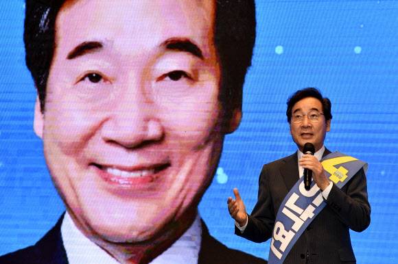 정견 밝히는 이낙연 - 더불어민주당 대선 경선 후보인 이낙연 전 대표가 11일 오후 대구 수성구 호텔인터불고 컨벤션홀에서 열린 대선 후보자 선출을 위한 대구?경북 합동 연설에서 정견을 밝히고 있다. 2021.9.11 연합뉴스