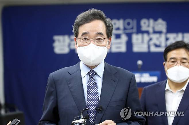 역전의 각오 더불어민주당 대권주자인 이낙연 전 대표가 9월 8일 광주시의회 시민소통실에서 취재진의 질문에 답하고 있다. 이 전 대표는 이날 광주·전남 발전전략을 발표하는 자리에서 의원직 사퇴를 선언했다. [연합뉴스 자료사진]