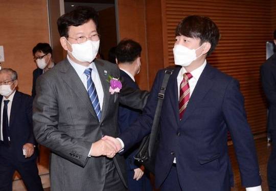 송영길 더불어민주당 대표와 이준석 국민의힘 대표가 8일 서울 중구 대한상공회의소에서 열린 헤럴드 기업포럼 2021에서 대화하고 있다. 사진=뉴시스