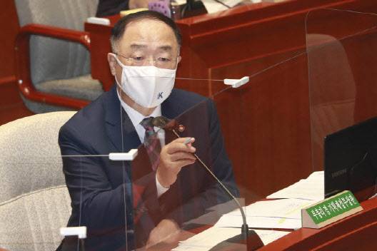 홍남기 부총리 겸 기획재정부 장관이 6일 서울 여의도 국회에서 열린 예산결산특별위원회 전체회의에서 답변하고 있다. (사진=국회사진기자단)