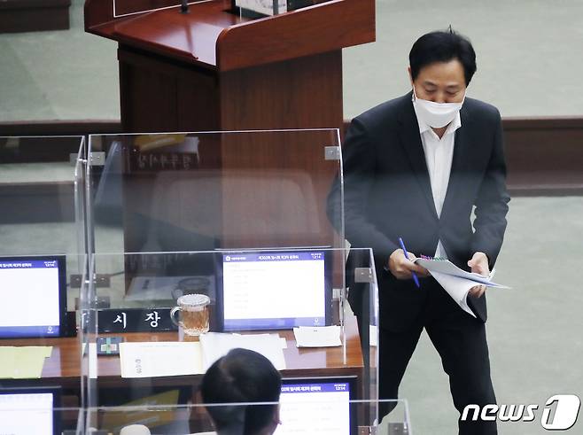 오세훈 서울시장이 3일 서울 중구 서울시의회본회의장에서 열린 ‘제302회 임시회 제3차 본회의’가 정회되자 회의장을 나서고 있다. 2021.9.3/뉴스1 © News1 권현진 기자