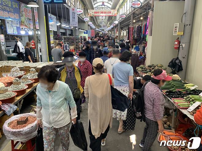추석을 나흘 앞둔 27일 오전 광주 북구 말바우시장에서 이용객들이 제수를 구매하기 위해 장을 보고 있다. 뉴스1 자료사진./뉴스1 © News1