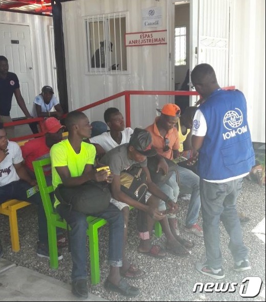 아이티 북부에 위치한 와나민트 국경지역지원센터에서 IOM 직원이 아이티 이주민들 지원 활동을 진행하는 모습.(IMO 제공)©뉴스1
