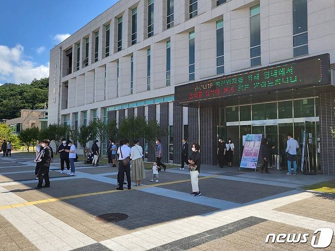 추석을 앞둔 마지막 주말인 지난 11일 전북 임실군 국립임실호국원 실내 봉안당을 찾은 참배객들 모습. 2021.9.12/© 뉴스1 강교현기자