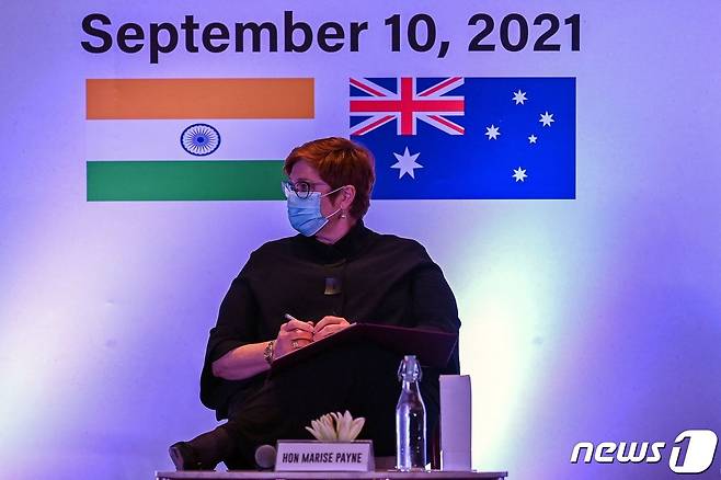 인도를 방문한 마리스 페인 호주 외무장관이 10일 호주-인도 외무장관 회담에 참석해 인도측 기조연설을 경청하고 있다. © AFP=뉴스1 © News1 박형기 기자