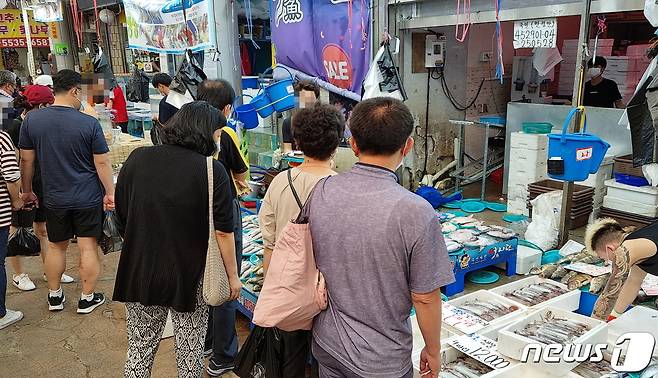 생선가게에서 제수용품을 사기 위해 시민들이 줄 서 있다.© 뉴스1 최현구 기자