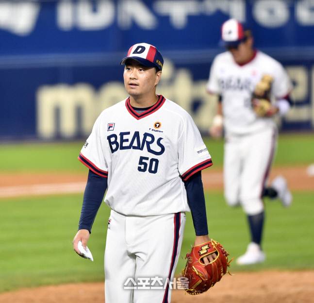 두산 불펜 이영하가 12일 잠실구장에서 열린 2021프로야구 LG와 더블헤더 2차전 6회초 위기를 무실점으로 막고 더그아웃으로 향하고 있다. 잠실 | 강영조기자 kanjo@sportsseoul.com