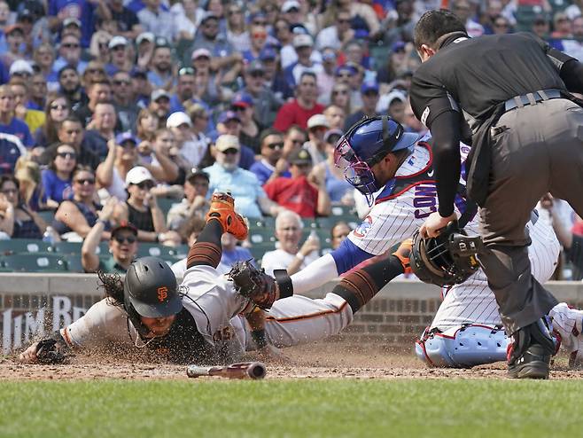 샌프란시스코 브랜든 크로포드가 12일(한국시각) 리글리필드에서 열린 시카고 컵스와의 경기에서 3회초 홈을 파고들다 태그아웃되고 있다. AFP연합뉴스