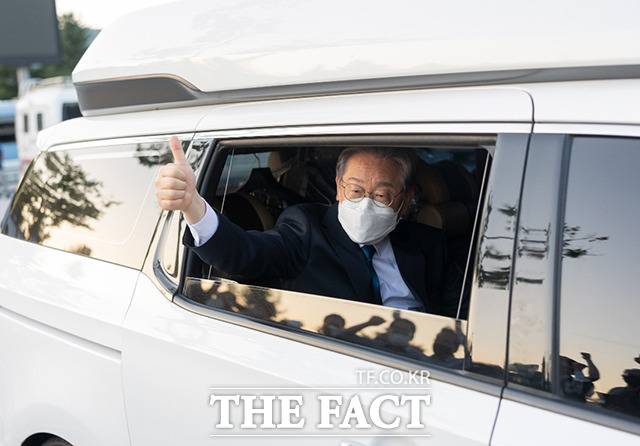 이재명 더불어민주당 대선 경선 후보가 12일 오후 강원도 원주시 오크밸리 리조트 컨벤션홀에서 열린 '제20대 대통령선거 후보자 선출을 위한 강원 순회경선'에서 1위를 차지한 가운데 지지자들에게 승리 소식을 전하고 있다. /이재명 캠프 제공