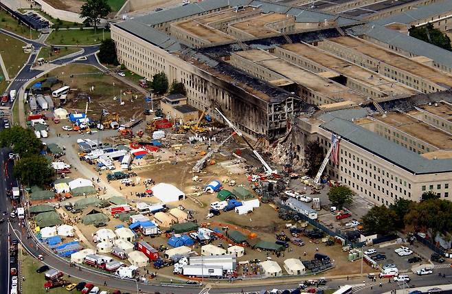 2001년 9월 14일 알카에다의 공격을 받은 워싱턴 펜타곤 현장에서 FBI 요원들과 소방관,구조요원 등이 구조작업을 하고있다./로이터 연합뉴스